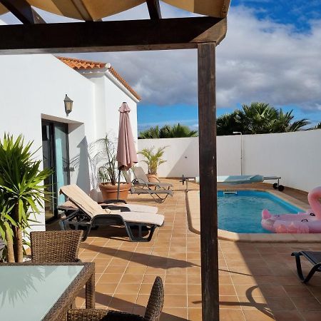 Beautiful Spacious Villa With Private Heated Pool In Лахарес Екстериор снимка