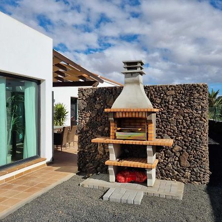 Beautiful Spacious Villa With Private Heated Pool In Лахарес Екстериор снимка
