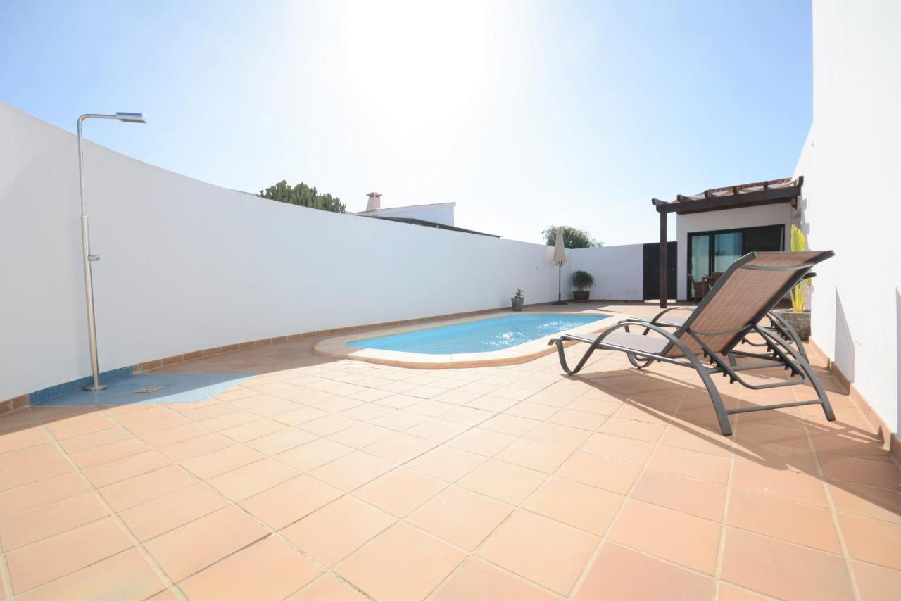 Beautiful Spacious Villa With Private Heated Pool In Лахарес Екстериор снимка