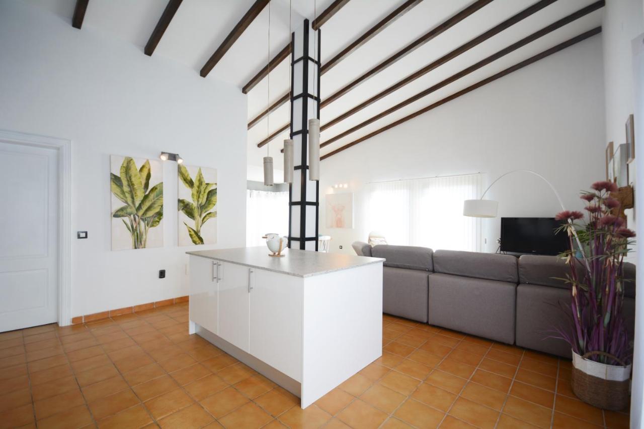 Beautiful Spacious Villa With Private Heated Pool In Лахарес Екстериор снимка