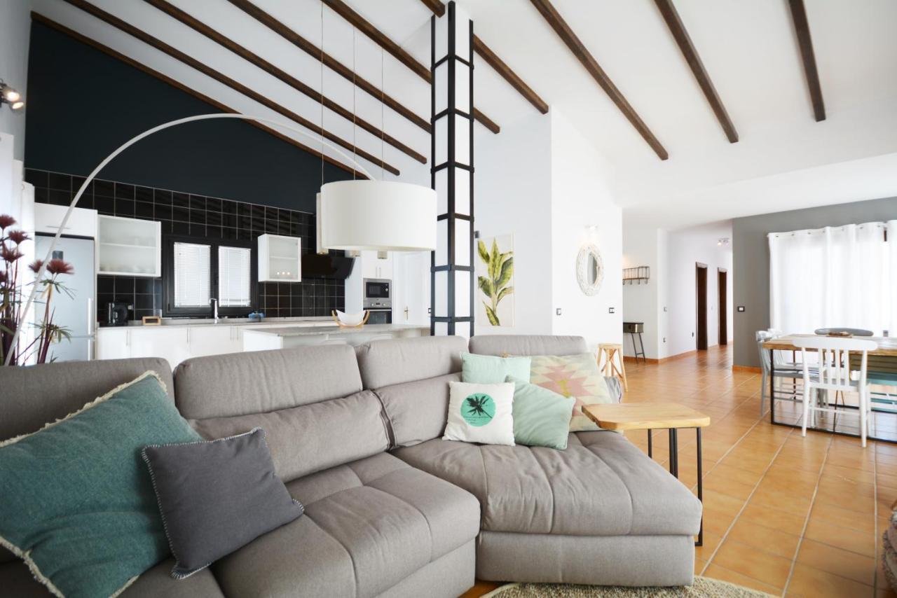 Beautiful Spacious Villa With Private Heated Pool In Лахарес Екстериор снимка
