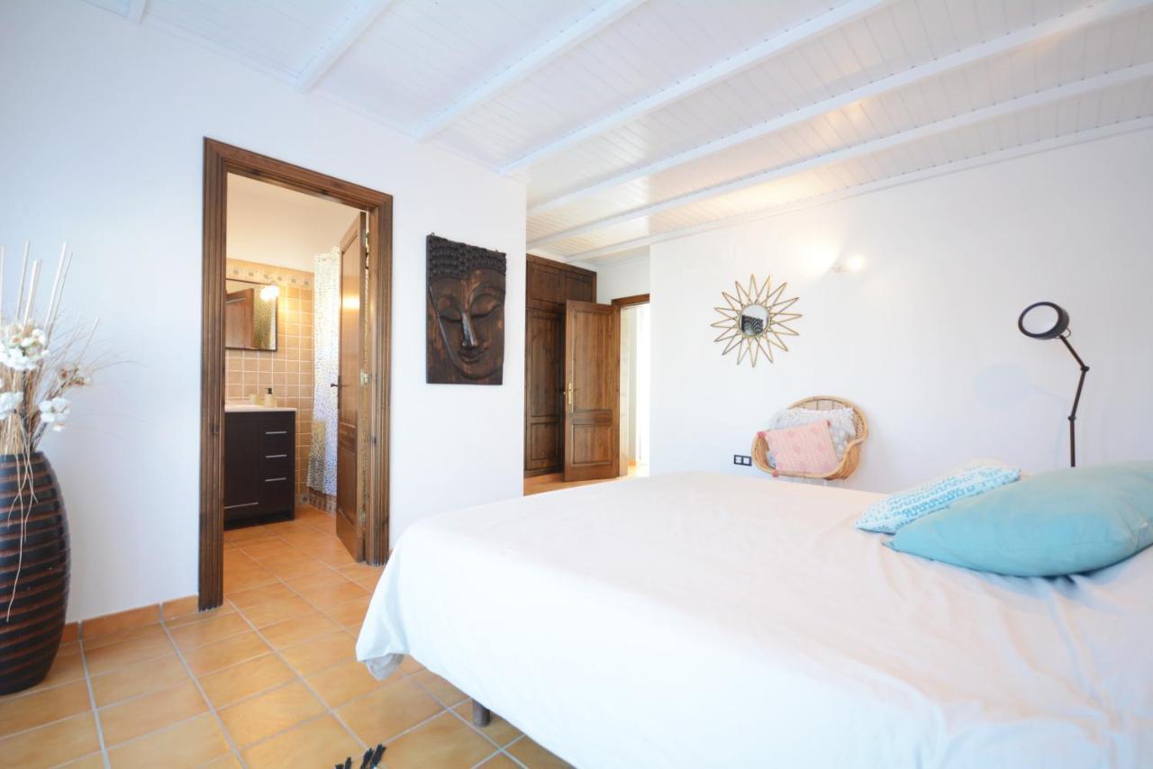 Beautiful Spacious Villa With Private Heated Pool In Лахарес Екстериор снимка