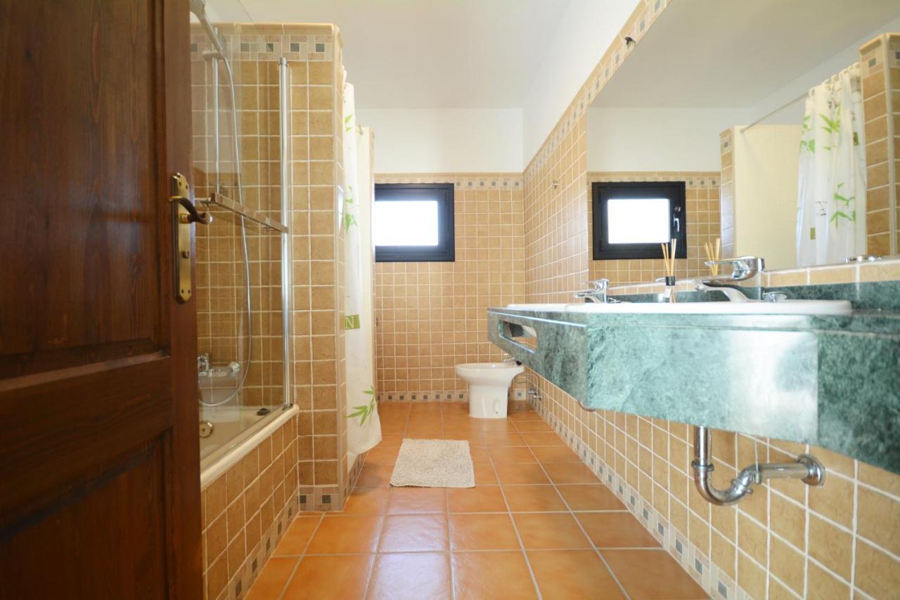 Beautiful Spacious Villa With Private Heated Pool In Лахарес Екстериор снимка