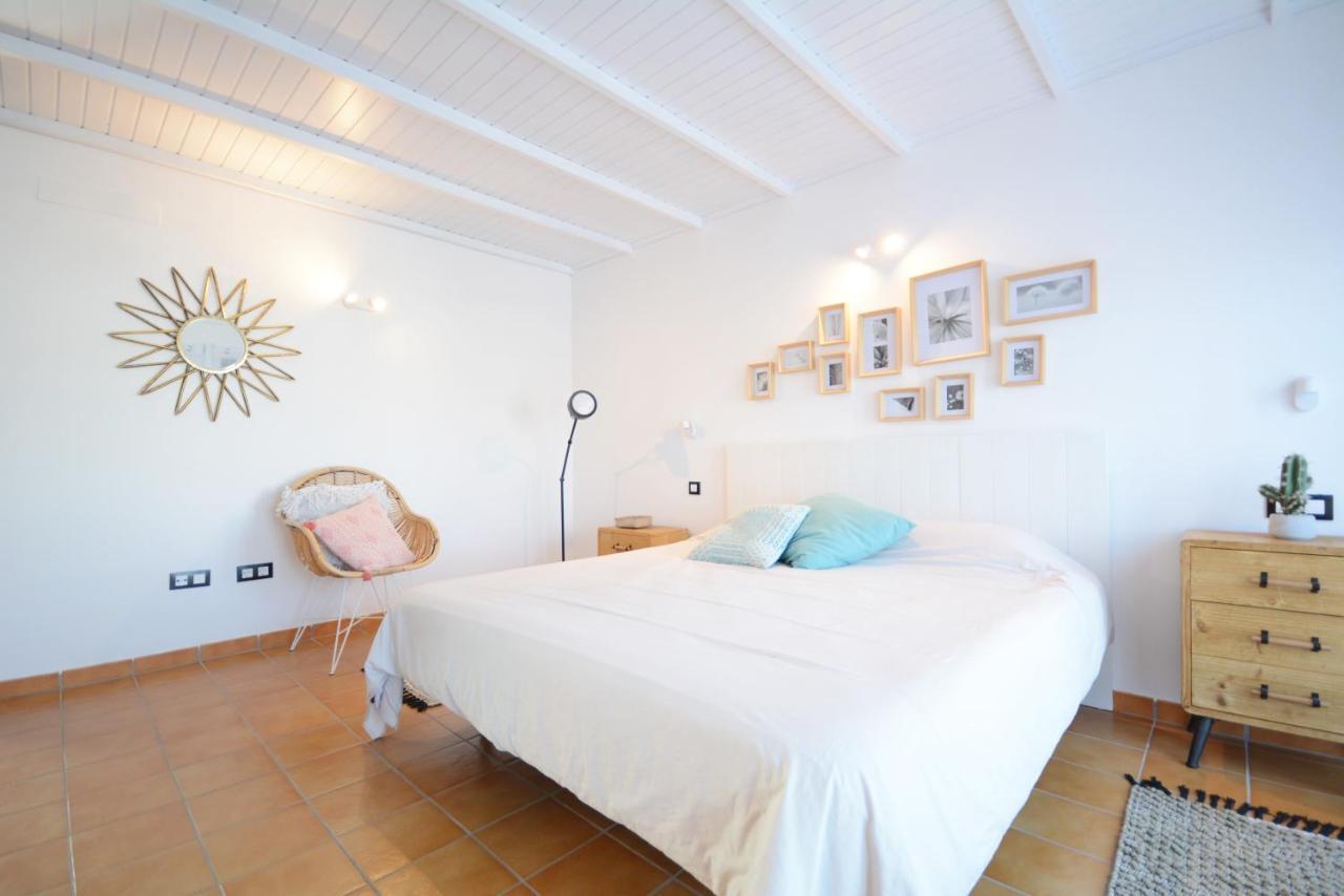 Beautiful Spacious Villa With Private Heated Pool In Лахарес Екстериор снимка